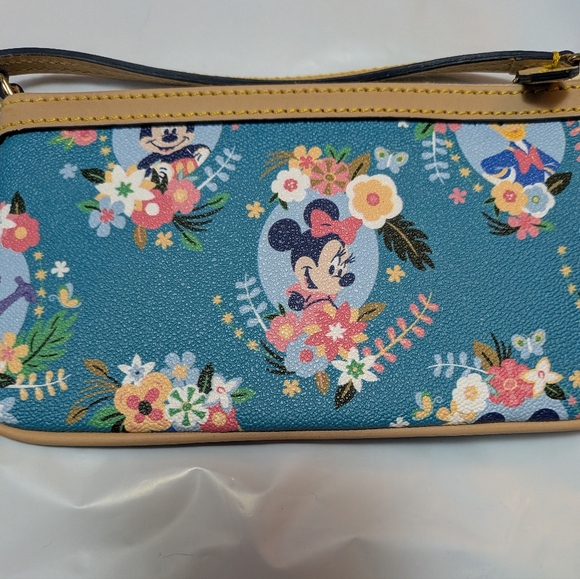Disney Dooney & Bourke Epcot Flower and Garden 2016 Festival Wristlet.  - Picture 6 of 10